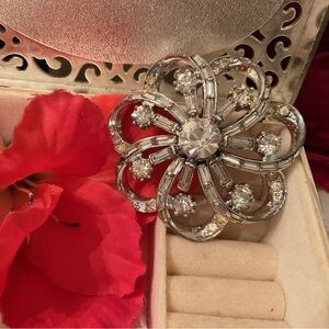 BEAUTIFUL VINTAGE 1950’s SIGNED CORO CLEAR CRYSTAL PIN/BROOCH